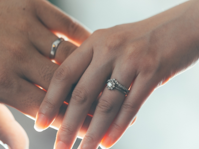 「大切な想いが込められた婚約指輪をたくさん愛でて欲しい」そう願う当店では、婚約指輪と結婚指輪の重ね着けに関するアドバイスも！特別な日だけでなく、たくさん愛用したくなる、そんな組み合わせやアレンジもご提案いたします。薬指を見るたびに心が躍り、いつまでもドキドキ嬉しいこの気持ちが続きますように・・・。