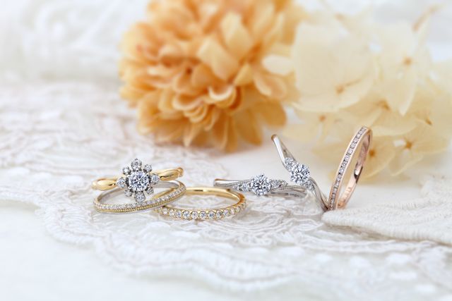 おふたりで選ぶ結婚指輪だから、それぞれのこだわりを理解して叶えられるものにしたい。
LOVESTではその気持ちを抱くご夫婦の希望をたくさん叶えてきました。

ご購入者様の結婚指輪でこだわった所のアンケートによると、

・お揃いのデザインがいい
・丈夫で安心の素材が良い
・着け心地のいいもの
・似合うものがいい
・人と被らないもの
・予算にあったもの

などが多く挙げられます。実際に見てみて着けてみて、ふたりにとって大事なことをまずは探していきましょう♪