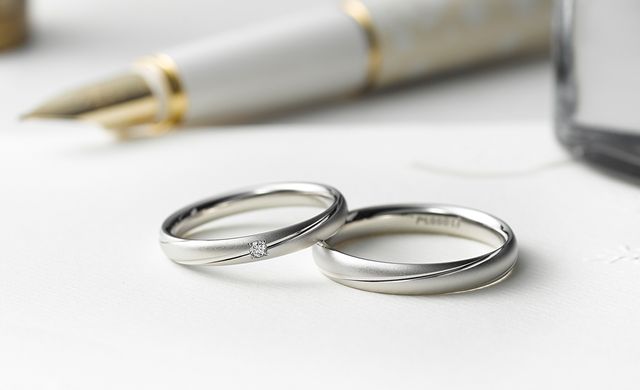 1918年、パイロットが純国産万年筆を初めて製造して以来、長年に渡りつちかった高度な貴金属加工の技術をもとに、地金の溶解加工から最終検査に至るまで自社工場による一貫生産で造りあげています。
プラチナ純度99.9％でありながら変形・キズに強いUHP(ウルトラハードプラチナ）Pt999(特許取得）は高純度のプラチナのまま硬さにこだわり肌にもやさしく、長く日常生活を共にする結婚指輪に最適です。