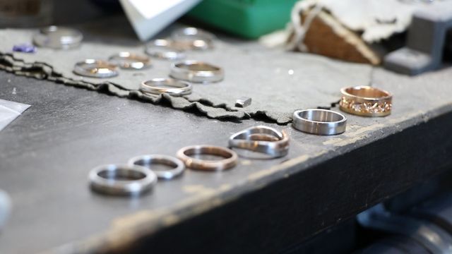 結婚式や新婚旅行は一生心に残りますよね？
でも結婚指輪や婚約指輪は一生"形"に残ります。

「毎日身に着けて、一生残るものって、なかなかないですよね？」
一生残る物だからこそ、いつまでも美しい状態で着けてもらいたい

毎日身に付けるものだから、どうしても傷が入ったりします。
サイズも一生の間で何度も変わってしまうものです。

そんなメンテナンスを考えたことありますか？
金額も気になってしまいますよね？

ROCCAには 自社で1から物作りを行っている工房があります。
例えば結婚記念日の時などに、新品仕上げやサイズ直しを気軽にお申しつけ下さい。
いつまでも無料で承ります。

ご購入いただいてからのお付き合いを大切に考えて、
ROCCAは永久保証を行っています。