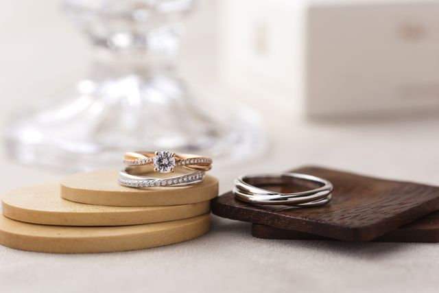 ～想いを形にするために～

ROCCAでは、おふたりの"理想"をカタチにするために
すべての商品を自社で企画、デザイン、製造、販売をしています。

デザイナーに直接思いを伝えて一からフルオーダーをすることも可能ですが
少し太くする、少し細くする、ダイヤモンドを増やす、重ね付けが合うように角度を変える..など自由にアレンジもしていただけます。

「重ね付けをしたいけど可愛いものが見つからないな」
「婚約指輪のデザインは好きだけど セットの結婚指輪のデザインが…」

といった指輪選びにおける気になる点もお気軽にご相談ください。
お客様が本当に気に入ったもので、永く愛していただけるよう、ご提案させていただきます。