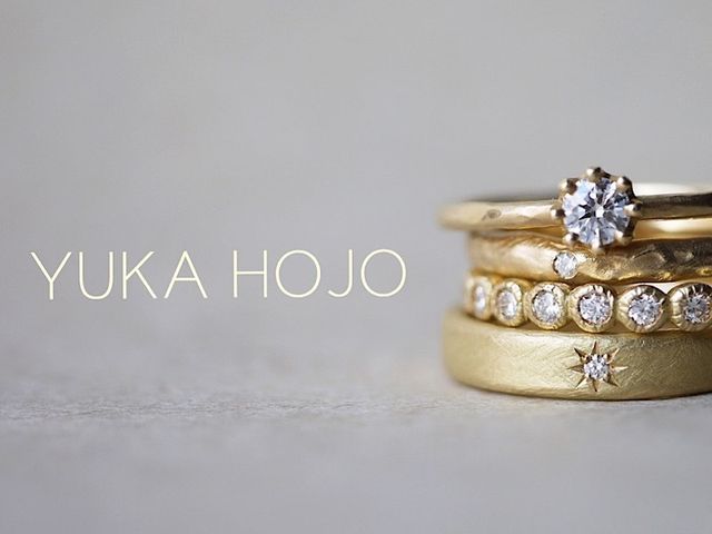 YUKAHOJOのどの結婚指輪と重ねてもおしゃれに身につけられる婚約指輪。
細身のデザインがそろうので、派手すぎるのが苦手という方にもぴったりです。
また、ダイヤモンドだけでプロポーズし、後から好きなデザインにお作りできるプランもあるので、サイズや好みがわからないという男性も安心してプロポーズできます！