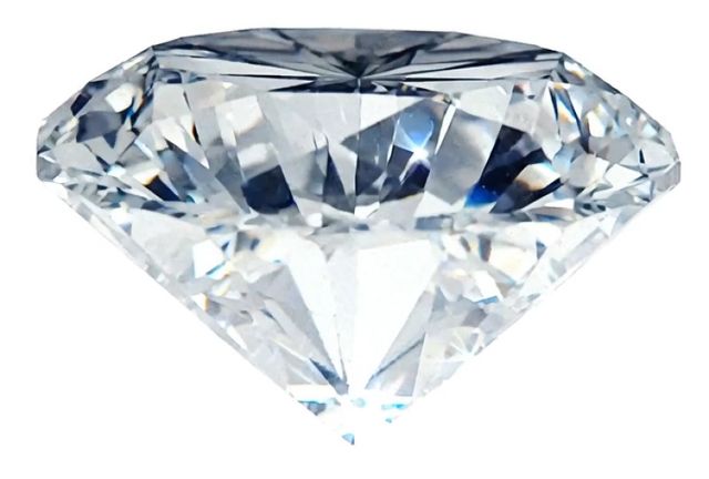 ダイヤモンドはどれも同じに見えるかもしれませんが、実は質がそれぞれ違います。
鑑定書がつく婚約指輪のセンターダイヤモンドだけでなく、婚約指輪のサイドや結婚指輪に使われる小さなダイヤモンドも、一つひとつ質が異なります。

私たち宝石バイヤーがダイヤモンドディーラーから買い付ける際、小さなダイヤモンドも質で細かく分けられています。
もちろん、質が高ければ買い付け価格も高くなります。
シンドバットでは、その中でも特に質の高いダイヤモンドをのみを買い付けています。
だからこそ、カップル様たちから「うわぁ、すごい輝く！」
と、感激されています。
また、実店舗を一店舗のみにするなどの工夫でコストを抑え、グレードが高いダイヤモンドを使っても価格は抑えめです。
