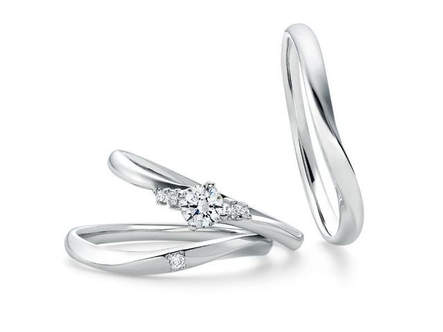 おふたりの理想のリングを実現するため、さまざまなオプションをご用意しています。
「あと少し」のこだわりを叶える新しい選択肢。

自分好みにカスタマイズして「オンリーワン」のリングに。

リングの素材アレンジ、カラーダイヤモンドアレンジ、エンゲージリングのダイヤモンドグレードアップなど
多彩なオプションをご用意しております。