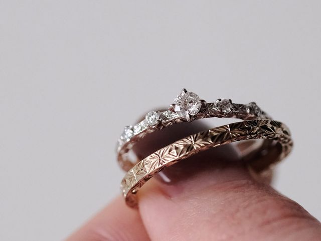 【「日本の手仕事」にこだわる】

日本の職人
日本のデザイナー

たとえば、&ldquo;侘び寂び&rdquo;といった
特有の文化的気質によって作り出される指輪は
デザインに関係なく
「和」の精神を纏います

直接的に和テイストを推し出すブランドは当店に持ち合わせていませんが
当店がセレクトするブランドのそのいずれもが

実直な手仕事の残り香や

やわらかな光の揺らぎから

内包された「和」の精神を感じとれます