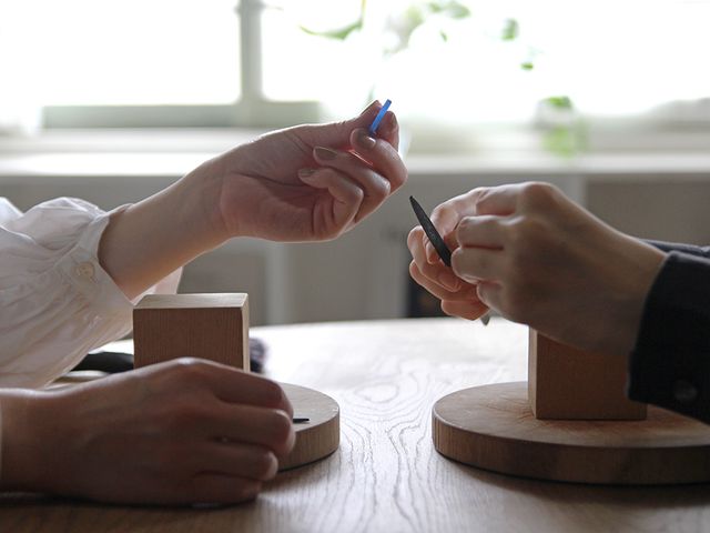 uchimariでは、指輪をデザインするのも、原型を作るのも、おふたりの役目です。
お互いのライフスタイルや、好きなものを考えながら、指輪のイメージを描いたり、
贈りたい気持ちを、なんらかのかたちで指輪に織り込んだり。

だからこそ、uchimariではおふたりの手仕事を大切に。
原型に残った手作り感を大事に仕上げることを心がけています。

もちろんご要望に合わせて、私たちスタッフがお手伝いしながら
綺麗に整えることもできますが、過度な手入れは行わないようにしています。