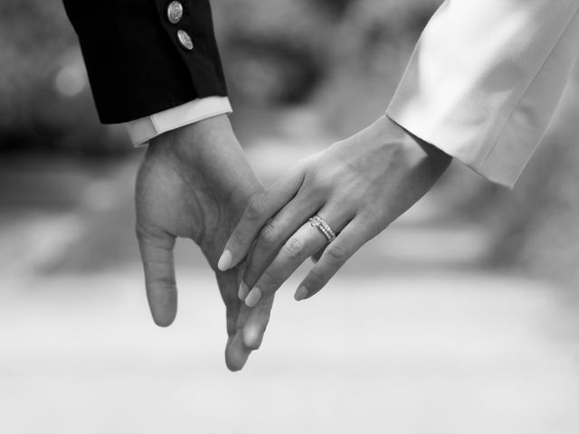 ニューヨークと京都、ふたつの感性の出会いから誕生したN.Y. NIWAKA。リング内側の計算し尽くされた曲面によって、そのデザインからは想像できないほどの滑らかな着け心地を実現しています。シンプルから個性派まで、デザインバリエーションが豊富なことも特徴。おふたりの好みや手の形に合ったリング選びをお楽しみください。