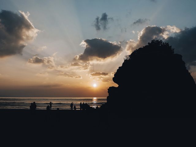 『縁結びの始まりの地、出雲』

縁結びの始まりの地、出雲生まれの婚約・結婚指輪を。

年に一度、全国より集まる八百万の神さまたちにより縁結びの会議が催されることで知られる島根県出雲市。

縁結びの始まりの地にふたりの思い出をつくり指輪に刻むことで、
いつでも始まりの記憶に触れることが出来る。

指輪はきっと目に見て触れることの出来るご縁。
いつもふたりが互いに結ばれていることを思い出すきっかけとなればと願います。