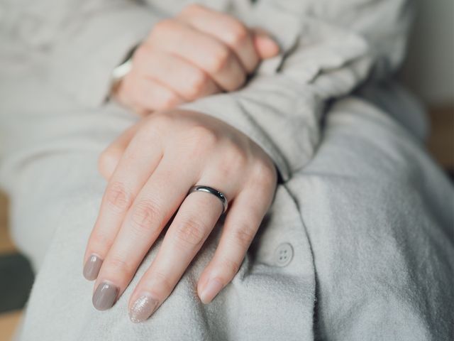 金属アレルギーとは、金属が汗などで溶け出し身体に入り込み、身体がそれを不純物と判断して結果かぶれ等を起こします。金属アレルギーは体質に関係なく「誰でも突然に起こる可能性がある」と言われており、体調により突然症状が現れる場合もあります。


アトリエクラムでは、アレルギーをお持ちの方にも指輪選びをお楽しみいただけるよう、金属アレルギーに対応した8種類の地金素材をご用意いたしました。