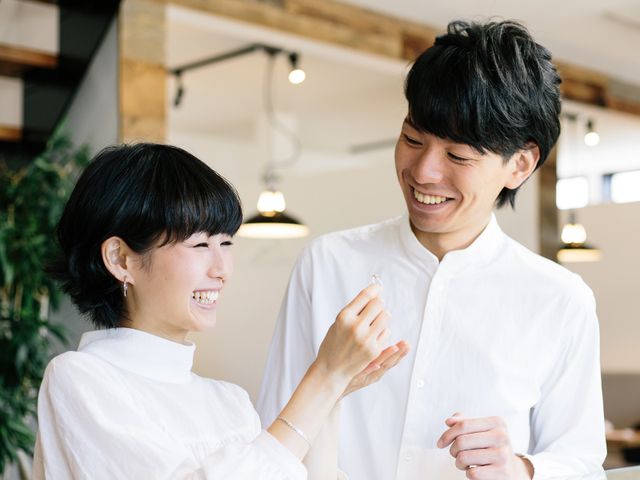 ふたりで悩み、考え選んだ時間そのものが、ふたりにとって大切な思い出となり完成するリングの価値をより高めることでしょう。
そんな“生涯身に着けるに相応しいブライダルリング”に辿り着くための方法として4つのプランをご用意いたしました。


金属を直接加工する『鍛造コース』や、WAXと呼ばれるロウ材を削る『WAXコース』などのご自身の手で大切なブライダルリングを【手作りプラン】

「もっと気軽にもっと楽しく世界にひとつ」“好き”を組み合わせる簡単セミオーダー体験ができる【カスタムオーダー】

人とは違う自分たちだけのオリジナルデザインをお探しの方、ご家族から受け継いだジュエリーの宝石や地金をリメイクする【フルオーダー】と【リメイクオーダー】


どのプランでお作り頂いてもメンテナンス永久保証付きです。