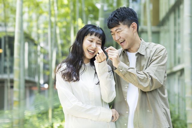 日本の職人が大切にしてきた「手のぬくもり」や「細やかな心づかい」が、
ふたりの指輪にも息づく、手づくりの時間。

形をつくる手の動きも、笑い合う瞬間も、
すべてがふたりだけの思い出として指輪に刻まれていきます。

木目金の美しい模様や、富士山・桜の刻印など日本の自然や文化を感じるデザイン、
大切なご家族である犬や猫をモチーフにしたデザインなど、
ふたりの想いに寄り添った自由な結婚指輪・婚約指輪が叶います

手づくりという体験を通して、
“日本らしい美しさ”と“ふたりらしい想い”をひとつの指輪に。