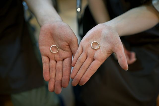 一日4組限定で他のお客様とご制作時間が被らないようにご予約を調整しておりますので、
ふたりだけのプライベート空間で職人が付きっきりでご制作のサポートを致します。
小さな工房で落ち着いた雰囲気の中、一生の思い出に残るリング作りの体験をしてみませんか？