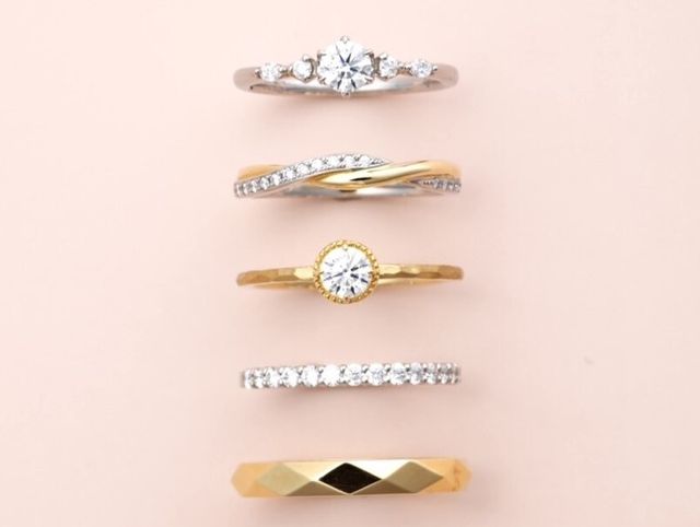 一生に一本の婚約指輪と結婚指輪。私たちがご案内するのは、結婚の思い出や決意に相応しい指輪です。大切な日に必ず着けたくなる婚約指輪と、毎日頑張ろうと応援される幸せな結婚指輪です。せっかくデザインを選べるなら、選んでよかったと思える想い出の品がいいはず。ブリッジ銀座店では、3ブランド約300種類のデザインをご用意しております。知識豊富なジュエラーが女性のお手元の特徴と、女性の好きなポイントや大切にしたいポイントを引き出して、一生ものに相応しい婚約指輪と結婚指輪をご案内させて頂きます。婚約指輪は、ダイヤモンドに詳しいスタッフが間違えない婚約指輪選びをお伝えさせて頂きます。アットホームでありながら、ダイヤモンドの質、指輪の造り、全てが美しいのブリッジ銀座の商品を是非一度お試しください。