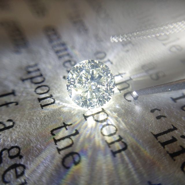 ブリッジ銀座アントワープブリリアントギャラリーのダイヤモンドは、２０１３年からベルギー大使館推奨となりました。ハート&キューピッドの開発やエクセレントカットの達成、２０１９年にはTOPグレードのプリンセスカット達成などベルギー・アントワープ在住の研磨の鬼才と言われているダイヤモンド・マスターカッター”フィリッペンス・ベルト氏”がダイヤモンドの研磨を担当しています。特別な輝きを放つダイヤモンドをぜひ店頭でご覧ください。