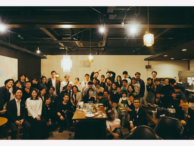 リング作成を通じて始まる、お客様とのかけがえのないご縁。
当店では、そのご縁を大切に、不定期にお客様限定のパーティーを開催いたします。
美味しい料理と、思い出に残るような素敵な時間を過ごせるよう、会場や余興にもこだわり、心を込めて企画運営いたします。
お客様同士が友達になったり、素敵な思い出を作っていただけるよう、プレゼントが当たったりや記念写真の撮影など、様々な企画をご用意してお待ちしております。
.
2025年11月開催