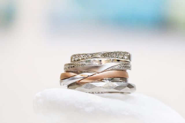 鶴では、セミオーダーからフルオーダーまで、「おふたりらしい」「おふたりだけの」結婚指輪や婚約指輪がおつくりできるよう、バリエーション豊富なアレンジをご用意しています。

そして、いつまでも末永くご愛用いただけるよう、1つひとつ大切におつくりしています。