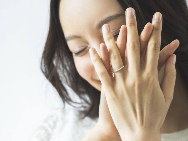 "ダイヤモンド原石供給元と直接取引できる権利を持つサイトホルダーより仕入れを行い、中間取引をなるべく抑えジュエリーメイキングを実現。上質なダイヤモンドをお求めやすい価格で提供いたします。			"			