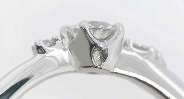 細部に宿った桜の花びらで、さりげないこだわりを

「爛漫」と「花桜」のエンゲージリングの石座部分には、
小さな桜の花びらがさりげなく形どられており、おふたりにだけ分かるこだわりとなっています。
桜の季節を迎えるたびに、指輪に込めた想いが増してゆくリングです。