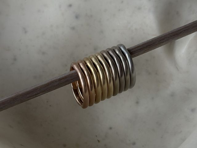 私たちは、「ふたりらしさ」を応援する、結婚の多様な価値観をサポートするブランドでありたい。

それが、たくさんのゴールド素材を扱う理由です。

日本で結婚指輪といえばプラチナ。
プラチナが悪いと言っているのではありません。
プラチナの輝きは特別。私たちも心惹かれる素材です。

ただし、もっと選択肢があっても良いよね。
それが多様性の時代の価値観だよね、ということ。
キラキラしない結婚指輪が絶対良いと言っているのではなく、そういう選択肢があっても良いよね、ということ。

多様性というのは、既にある価値観を否定するのではなく、既存の価値観に新しい価値観をプラスしていくこと。
そいうことだと、思うんです。
だから、私たちは多様な素材を取り扱っています。