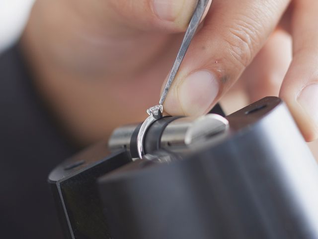 想いを込めた特別な婚約指輪を作ることができます。
パートナーを思い浮かべて、愛情をこめて作りあげてプロポーズすればより一層特別な瞬間になります。
専任の職人がサポート致しますので安心してお作りいただけます。

※WAXコース・彫金コースのどちらかをお選びください。