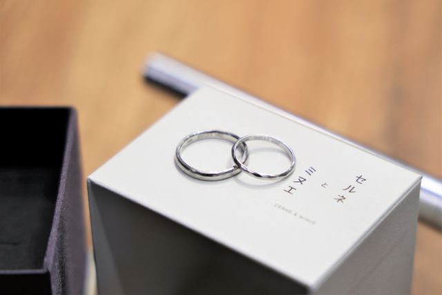 結婚指輪がペアで105,000円～最短当日の受け取りにも対応しております。
そのため、お急ぎの方や記念日・特別なイベントにもぴったり。

経験豊富なスタッフがマンツーマンでサポートするので、初めての方も安心してご参加いただけます。

素材やデザイン、フォルムに至るまで、おふたりの感性を存分に反映できる高いカスタマイズ性が魅力。確かな品質と自由な発想で、オリジナルリングをお作りいただけます。
※地金や加工等により料金は変動しますのでご相談ください。