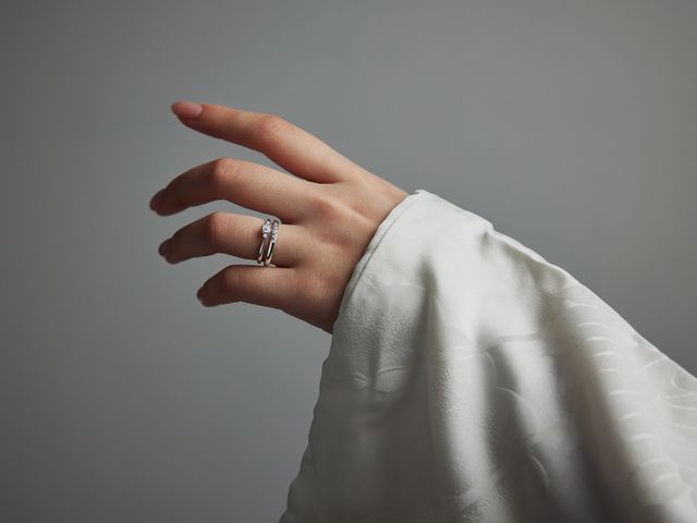 AMATSUのジュエリーは
ブランド完成までにおよそ3年という
長い時間をかけて作り上げられました

繊細な指の動きに寄り添い
しなやかに指元に沿う緻密な成形、

素肌に触れるエッジや
インサイドの滑らかな仕上げや
ダイヤモンドのセッティングへのこだわりは、

身に着ける方の一部として
人生をともに過ごしていただきたいという
私たちの願いでもあります

AMATSUに込められた
Made in Japan のクラフトマンシップ

それは高度な技術に裏付けられた
お客様への誠意の結晶です