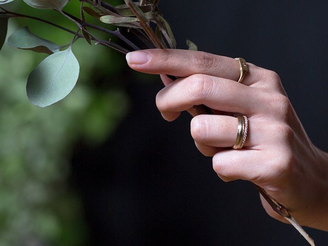 Kiona.の合言葉は「WEAR YOUR TREASURES EVERYDAY」
タカラモノを身につける日常という意味があります。

生涯身につける結婚指輪は、時代を超えて愛すことができ、ふたりの日常に彩りを添えてくれるもの。
それは、いつしか身体の一部とも言える存在にもなります。

手に馴染み、日常に馴染み、そして心に馴染む。

そんなタカラモノと思えるような指輪を身につける日常は、
ちょっと楽しく、ちょっと幸せで、特別な日々になると信じています。

2人が刻む時間とともに、味わいあるリングへと共に変化していけるよう、温もりある人の手で妥協のないものづくりを続けていきます。