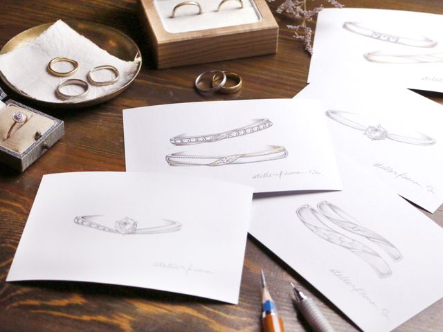 【Kiona.のオーダーメイド】

当店でお作りしている婚約指輪・結婚指輪は全てオーダーメイドでお作りしております。
身に着ける方が「心地よい」と感じて、指に馴染み、心に馴染むかけがえの無い指輪を作りたい想いで、このお店を構えました。

Kiona.のオーダーメイドは、まずリングの形や幅、好みのテイストをサンプルリングを試着しながら選んで行きます。
例えば、指の骨格的にはウェーブがしっくり。指の長さに合わせてリングの幅は2.8mmがベスト。など、視覚的な「似合う」を見つけていきます。
コーヒーショップで自分好みのフレーバーやホイップをトッピングするように、リラックスした中でデザイナーと楽しくお話ししながら、ふたりの「理想」を見つけて行きましょう。

おふたりとの会話やお名前などからヒントをもらいながら、デザイナーがインスピレーションを大切に目の前でデザイン画を描きます。
「シンプルに」「少しだけアクセントを」「ユニークに」など、様々なご要望を叶えてきたデザイナーが、おふたりのためだけにご提案するデザインパフォーマンスは、とても楽しい！と多数のお声を頂いております。