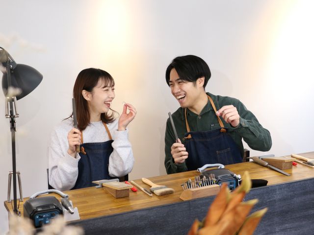 【思い出も一緒に身に着ける】
Kiona.では、おふたりが指輪の製作工程の一部に参加できる「セルフメイド」を行なっております。

作業内容はデザインにもよりますが、基本的にはサイズ・形・幅をおふたりに合わせて職人が制作した「ベースのリング」を仕上げの前段階まで磨いていただく作業となります。
もし、この工程がやりたい！や難易度低めがいい！などあればお気軽にお申し付けください。
作業中は職人が全力でサポート致しますので、安心して本格的なジュエリー作り体験をお楽しみいただけます。

「思い出も身に着ける」という体験をできるのはセルフメイドならでは。
ふたりで一緒にものづくりをする機会って、きっとそうそうありません。
一生モノの結婚指輪に、ふたりの手の温もりを込めて愛着のある”タカラモノ”を作ってみませんか＾＾
（もちろん職人お任せで制作する事も可能です）