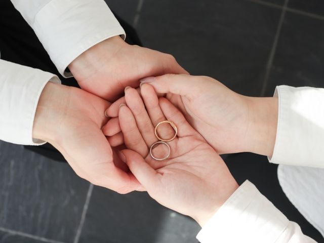 つくる思い出
贈りあう結婚指輪

お互いにつくりあい、贈りあう。
相手を想い、手にとってつくるからこそ
そのひとときが忘れられない一生の思い出に。
出雲の地でご縁感じる指輪づくりを。

手に残る指輪の質感、
指輪に残るヤスリ跡、
笑い合う制作のひと時。

そして縁結びの地であること。

そのすべてがおふたりの結婚指輪となり、
大切な思い出となりますように。
