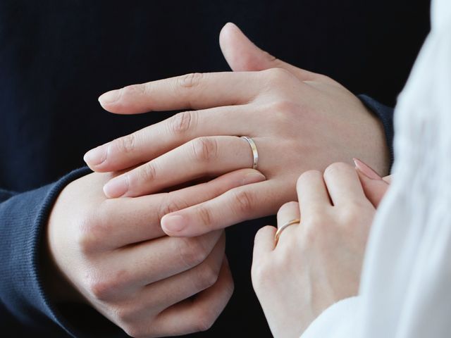 結婚指輪は、結婚というおふたりの人生にとって大きな節目となる「想い」を大切にするジュエリー。

出雲縁では、指輪を作るという工程を経験していただくことで、より強く想いや思い出を指輪に込めることができるものと考えています。
ご自身の手によって生み出したものだからこそ、経年によって付いていく小傷やへこみもまた愛おしく、味わい深いものとなるはず。

また、この地で作った指輪の存在がおふたりと出雲との間につながりを生み出すことで、
いつの日にかまた、
その思い出を手繰り寄せるように出雲を訪ねていただく。

おふたりの共通した始まりの思い出を、指輪とともにつくっていただけたら幸いです。