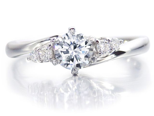 知識ゼロでも大丈夫。丁寧な説明で自信をもって選べた婚約指輪