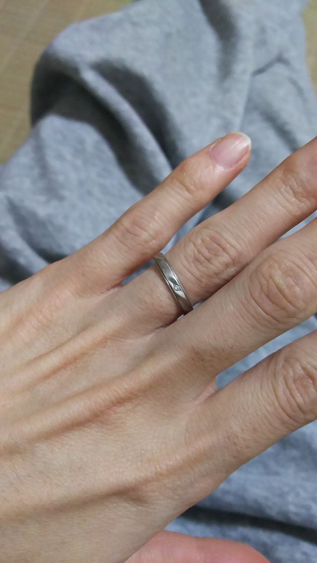 傷がついても目立たないようにくもり加工がされています。