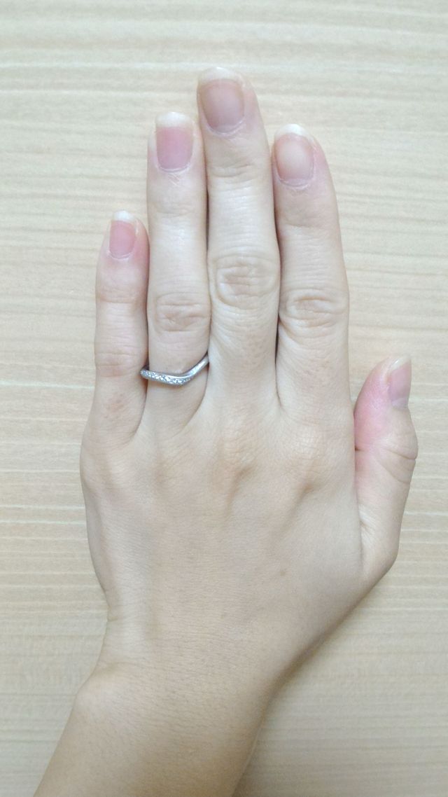 ダイヤのラインをミル打ちで縁取りした繊細なデザインです。