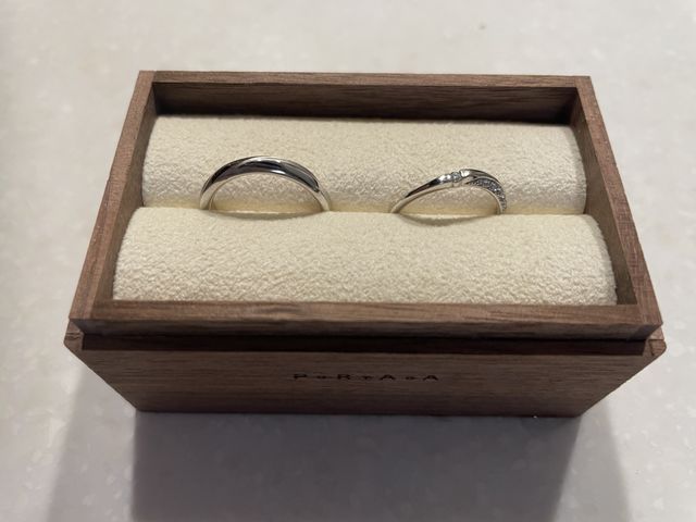 付属のボックスに指輪を入れた写真です。