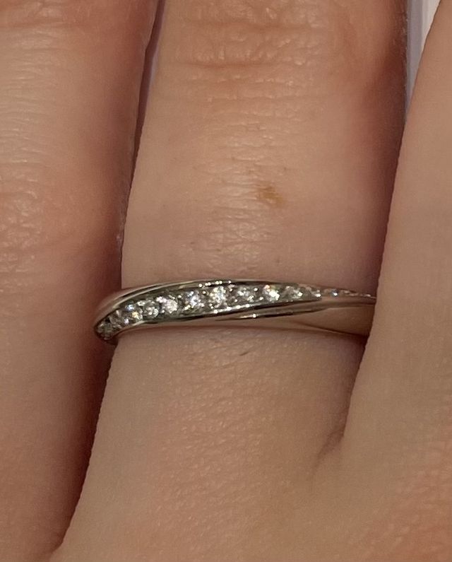 波状にメレダイヤが施されたストレートリングの結婚指輪