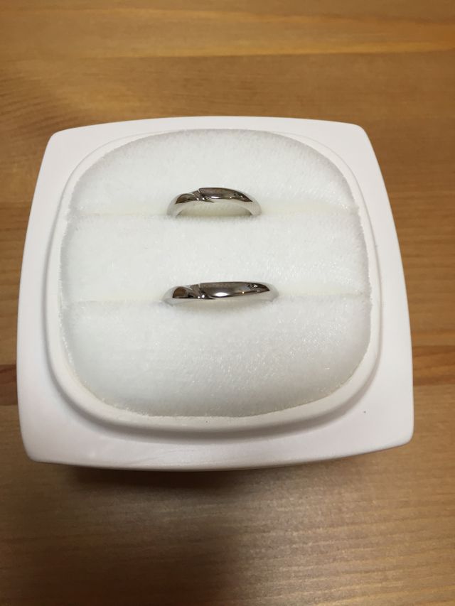 外箱は木箱、指輪は陶器に入っておりとても高級感がある。