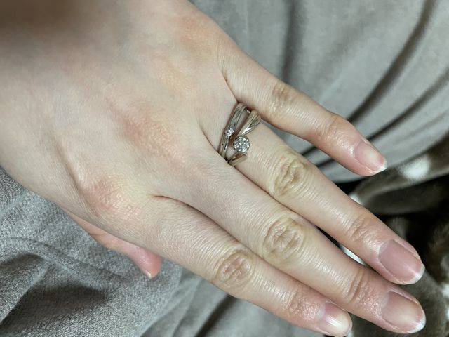 結婚指輪はシンプルがよく、小さなダイヤもついております。