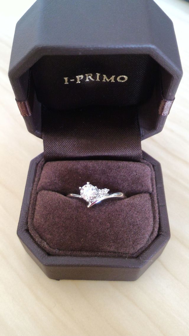 細めのV字アームで、華奢で華やかなデザイン。