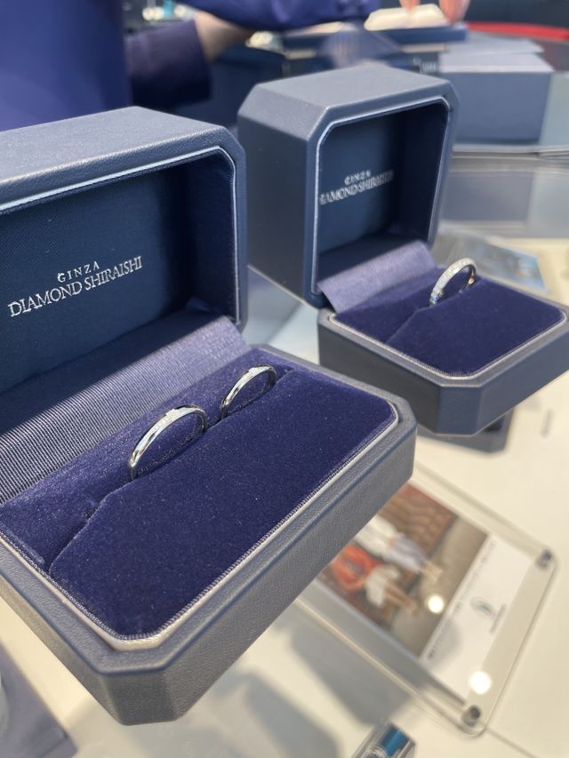 結婚指輪と婚約指輪を購入後に受け取りの際に撮った写真。