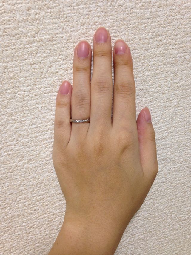 プラチナリングのハーフエタニティ。緩やかなSカーブ。