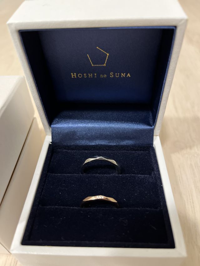 結婚指輪です
見た目のデザインはもちろんケースまでお洒落です