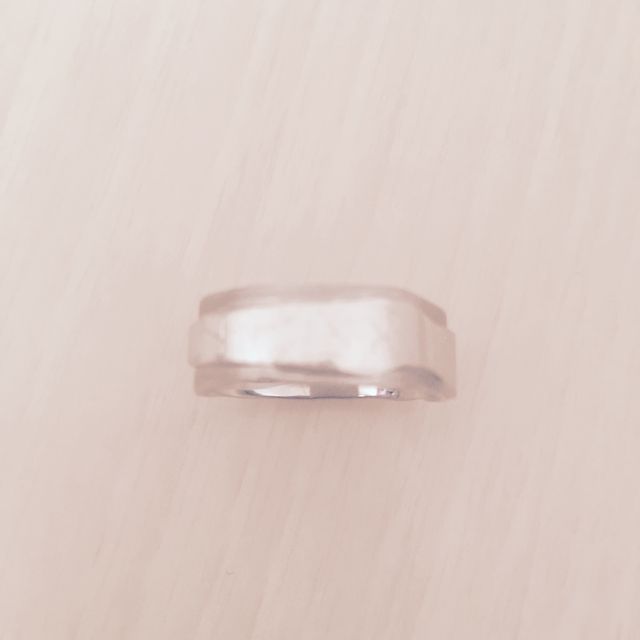 幅広で光沢ありとなしの異なる質感です。