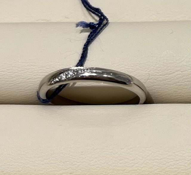 少しウェーブがかかり、幅は細めでシンプルなデザインです。