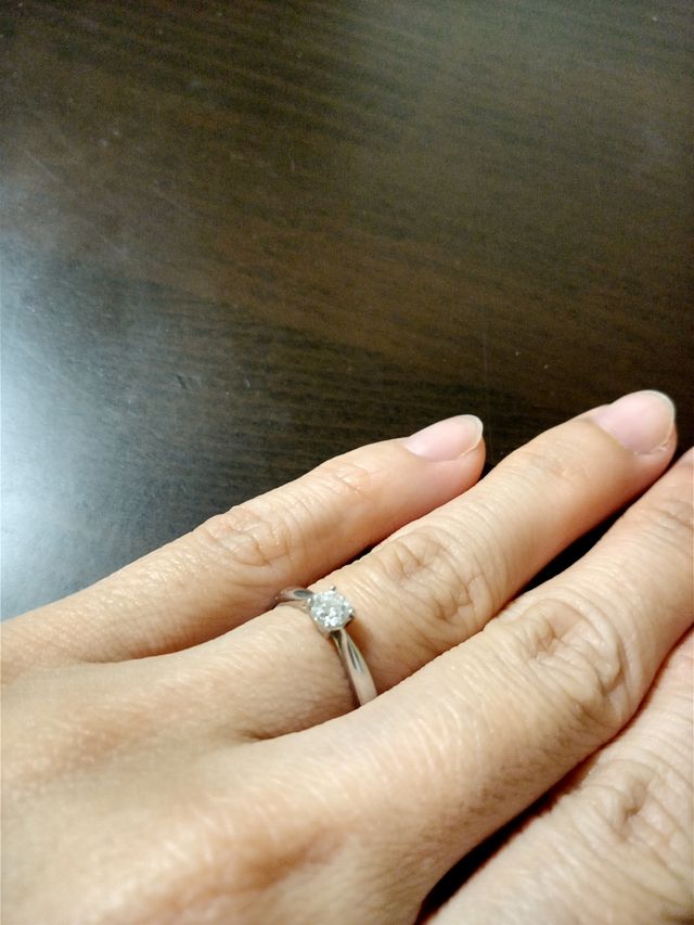 ダイヤの周りがキュッと細くなった上品なデザイン。