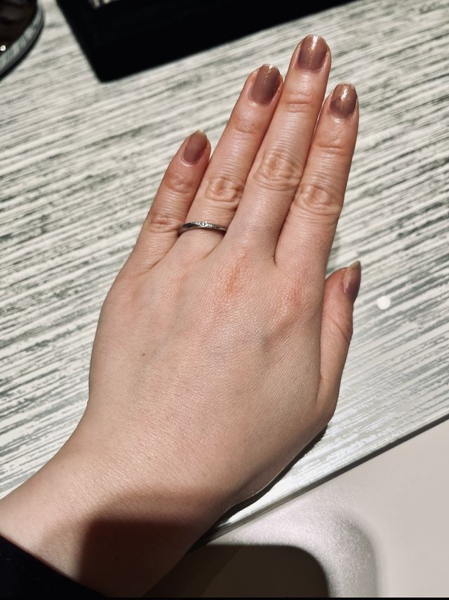 ダイヤが中心にななめに付いているデザインです。