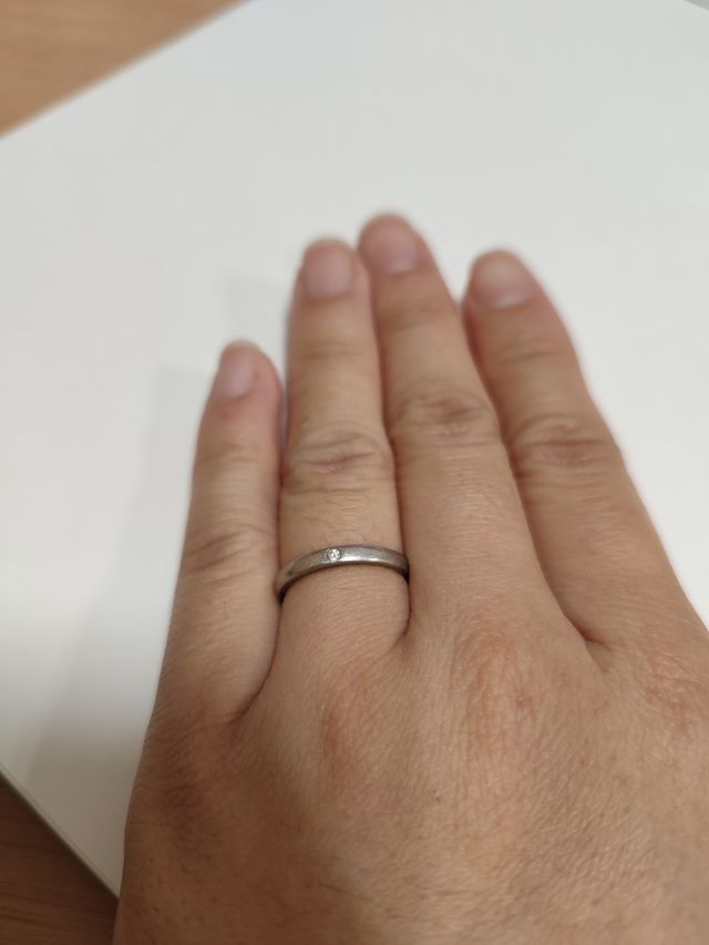 シンプルで飽きがこないデザインでどんな人にも似合うと思います