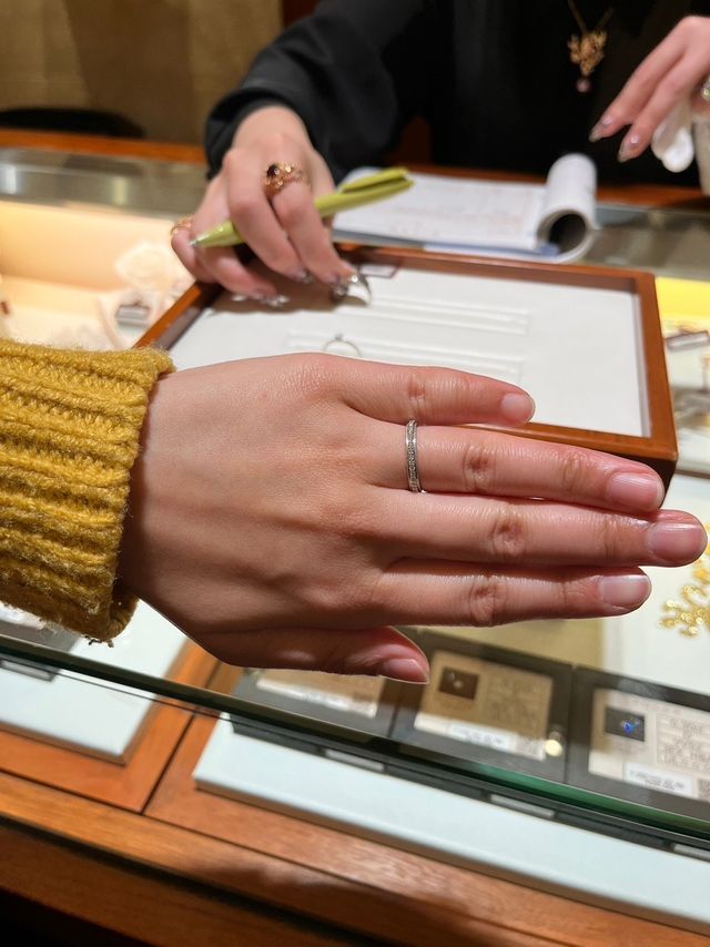 仕事で着用しない為ダイヤの多いデザインに決めました。