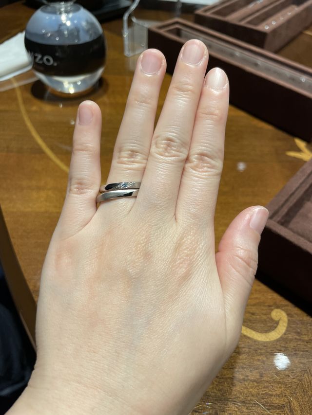 重ねづけしてある上の指輪です。自分で婚約指輪を選びました。