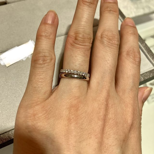 ストレートタイプの結婚指輪との重ね付けがおすすめ